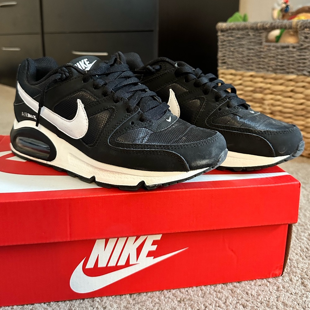 Nike Women’s Air Max Commands